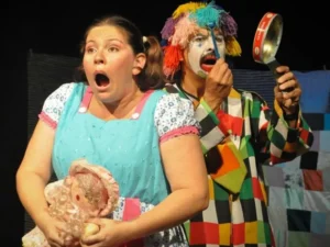 mARILIA E dINHO gONÇALVES VESTEM SEUS PERSONMAGENS NO PALCO