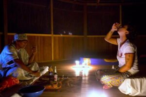 Turista italiana bebe ayahuasca em cerimônia na Amazônia peruana. Foto: Martin Mejia/AP Photo.